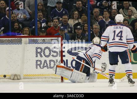 15 janvier 2015 - Tampa, FL, USA - Ben Scrivens (30), gardien des Oilers d'Edmonton, est battu par Steven Stamkos du Lightning de Tampa Bay en deuxième période à l'Amalie Arena de Tampa, Floride, le jeudi 15 janvier 2015. Le Lightning a gagné, 3-2. (Crédit image : © Douglas R. Clifford/TNS/ZUMA Wire) Banque D'Images