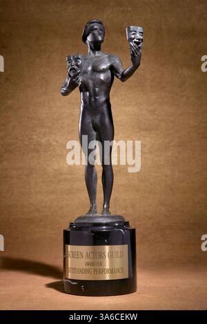 16 janvier 2015 - Los Angeles, Californie, États-Unis - les statuettes d'acteur, que les lauréats du 21e Screen Actors Guild Awards de cette année recevront pour leurs performances exceptionnelles en 2014, ont été coulées en bronze massif à l'American Fine Arts Foundry de Burbank. Chaque statuette d'acteur porte un numéro de série gravé à sa base. La numérotation a commencé avec la 1ère statuette annuelle des SAG Awards avec No. 1, et cette première statuette est exposée au siège de SAG-AFTRA à Los Angeles. 872 statuettes ont été décernées depuis la présentation des premières statuettes d'acteur en 1995. (Crédit image : © Mark Hill/SC Banque D'Images