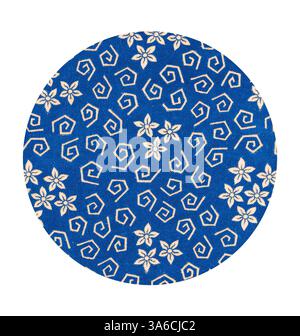 Un tissu bleu éclatant arborant un motif fantaisiste de spirales crème entrelacées de délicates fleurs blanches, créant un design ludique et dynamique. Art classique avec une touche moderne réinventé par Artotop, transformé les tissus français, première moitié du XIXe siècle Banque D'Images