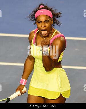 31 janvier 2015 - Melbourne, Australie - SERENA WILLIAMS, des États-Unis, lors de la finale féminine en simple. Serena Williams a battu M. Sharapova pour remporter son sixième Open d'Australie et son 19e titre de Grand Chelem. Le numéro un mondial américain a gagné 6-3 7-6 (7-5) après que Sharapova a riposté dans le deuxième set. Williams, 33 ans, dépasse Martina Navratilova et Chris Evert avec un 19e titre majeur en single. Elle a maintenant battu la russe Sharapova, numéro deux mondial, 16 fois de suite depuis 2004. (Crédit image : © Theo Karanikos/ZUMA Wire) Banque D'Images