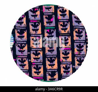 Un motif circulaire vibrant avec un design répété de motifs stylisés dans des couleurs vives, mettant en valeur un jeu artistique de formes et de teintes. Art classique avec une touche moderne réinventé par Artotop, transformé les tissus français, première moitié du XIXe siècle Banque D'Images