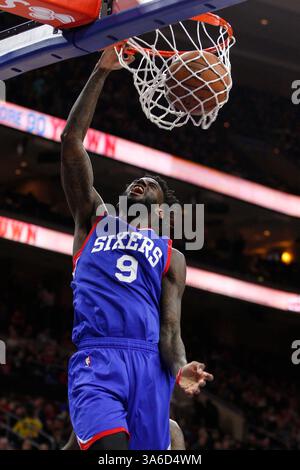 7 février 2015 : le garde des 76ers de Philadelphie JaKarr Sampson (9 ans) dunque le ballon pendant le match NBA entre les Hornets de Charlotte et les 76ers de Philadelphie au Wells Fargo Center à Philadelphie, en Pennsylvanie. Les 76ers de Philadelphie ont gagné 89-81.(image crédit : © Chris Szagola/Cal Sport Media/ZUMAPRESS.com) Banque D'Images