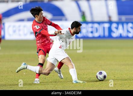 Suwon, Corée du Sud. 25 mars 2025. Hwang Inbeom (G) de Corée du Sud affronte Nizar Alrashdan de Jordanie lors du match du Groupe B de qualification pour la Coupe du monde de la FIFA 2026 entre la Corée du Sud et la Jordanie à Suwon, Corée du Sud, le 25 mars 2025. Crédit : Jun Hyosang/Xinhua/Alamy Live News Banque D'Images