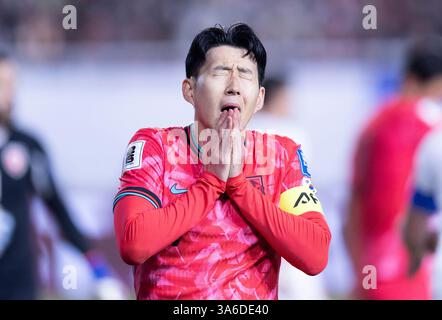 Suwon, Corée du Sud. 25 mars 2025. Son Heungmin, de Corée du Sud, réagit lors du match du groupe B de qualification pour la Coupe du monde de la FIFA 2026 entre la Corée du Sud et la Jordanie à Suwon, Corée du Sud, le 25 mars 2025. Crédit : Jun Hyosang/Xinhua/Alamy Live News Banque D'Images