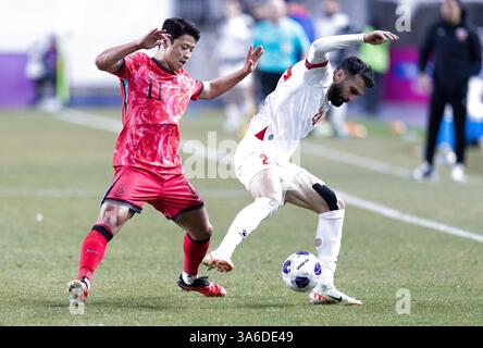 Suwon, Corée du Sud. 25 mars 2025. Hwang Heechan (à gauche) de Corée du Sud affronte Ehsan Haddad de Jordanie lors du match du Groupe B de qualification pour la Coupe du monde de la FIFA 2026 entre la Corée du Sud et la Jordanie à Suwon, Corée du Sud, le 25 mars 2025. Crédit : Jun Hyosang/Xinhua/Alamy Live News Banque D'Images
