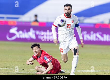 Suwon, Corée du Sud. 25 mars 2025. Lee Jaesung (à gauche) de Corée du Sud affronte Ehsan Haddad de Jordanie lors du match du Groupe B de qualification pour la Coupe du monde de la FIFA 2026 entre la Corée du Sud et la Jordanie à Suwon, Corée du Sud, le 25 mars 2025. Crédit : Jun Hyosang/Xinhua/Alamy Live News Banque D'Images