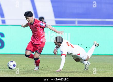 Suwon, Corée du Sud. 25 mars 2025. Seol Youngwoo (G), de Corée du Sud, affronte Mohannad Abu Tana, de Jordanie, lors du match du Groupe B qualificatif asiatique de la Coupe du monde de la FIFA 2026 entre la Corée du Sud et la Jordanie à Suwon, Corée du Sud, le 25 mars 2025. Crédit : Jun Hyosang/Xinhua/Alamy Live News Banque D'Images