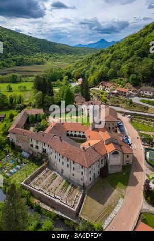 Vue aérienne de l'ancienne Badia di San Gemolo à Ganna un jour de printemps. Valganna, Varèse district, Lombardie, Italie. Banque D'Images