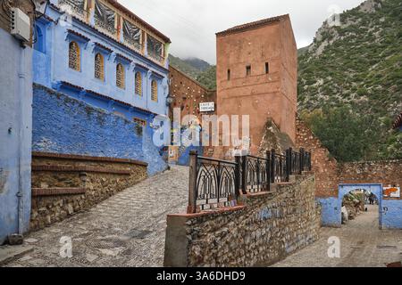 Vue sur la médina intérieure du restaurant et la porte des murs de la médina de Bab El Onsar menant aux cascades de Ras El Mar, Chefchaouen, Maroc Banque D'Images