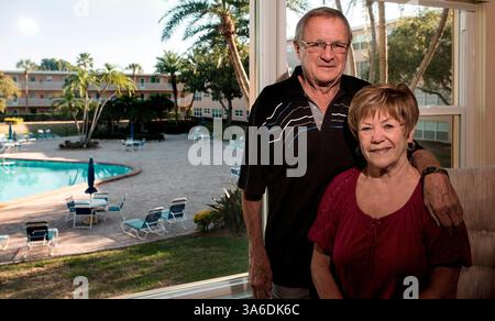 Jan. 28, 2015 - composé Pete Beach, Florida, U.S. - CHERIE DIEZ | Times. Ted et Margo Footitt d'Ontario, Canada dans leur salon dans leur condo au 2e étage qui donne sur la piscine et le reste du complexe à la Sylvette à St Pete Beach. Ils passent six mois par an là-dedans. (Crédit image : © Cherie Diez/Tampa Bay Times/ZUMA Wire) Banque D'Images
