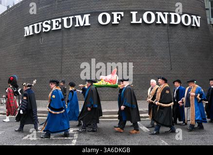 Ville de Londres, Royaume-Uni. 25 mars 2025, la cérémonie de la tête de sanglier où la Worshipful Company of bouchers paie le Lord Mayor avec une tête de sanglier à Mansion House. Credit : Matthew Chattle/Alamy Live News Banque D'Images