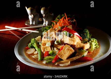 29 janvier 2015 - Oldsmar, Floride, États-Unis - DOUGLAS R. CLIFFORD. Disponible à Pacific Thai cuisine est tofu à l'ail et au poivre noir, sautÃ©ed ail et poivre noir avec des légumes mélangés à la vapeur. Le charmant petit restaurant thaïlandais, situé au 4058 suite #5 Tampa Road, à Oldsmar, offre une excellente cuisine et un service attentionné. (Crédit image : © Douglas R. Clifford/Tampa Bay Times/ZUMA Wire) Banque D'Images