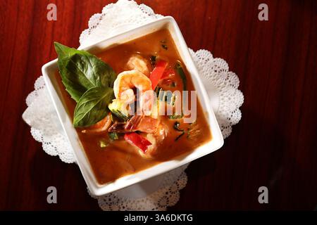 29 janvier 2015 - Oldsmar, Floride, États-Unis - DOUGLAS R. CLIFFORD. Disponible à Pacific Thai cuisine est Panang Curry crevettes, pang curry pâte cuite avec du lait de coco, poivrons, courgettes, feuilles de basilic et arachides écrasées. Le charmant petit restaurant thaïlandais, situé au 4058 suite #5 Tampa Road, à Oldsmar, offre une excellente cuisine et un service attentionné. (Crédit image : © Douglas R. Clifford/Tampa Bay Times/ZUMA Wire) Banque D'Images