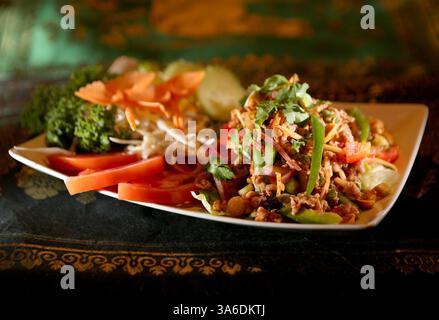 29 janvier 2015 - Oldsmar, Floride, États-Unis - DOUGLAS R. CLIFFORD. Disponible à Pacific Thai cuisine est Nam Sod, une salade chaude et aigre à base de porc haché mélangé avec du gingembre, des arachides, des oignons, des poivrons, aromatisée avec une vinaigrette épicée au citron servie sur de la laitue. Le charmant petit restaurant thaïlandais, situé au 4058 suite #5 Tampa Road, à Oldsmar, offre une excellente cuisine et un service attentionné. (Crédit image : © Douglas R. Clifford/Tampa Bay Times/ZUMA Wire) Banque D'Images