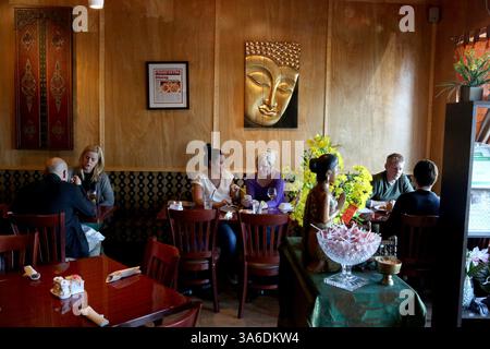 29 janvier 2015 - Oldsmar, Floride, États-Unis - DOUGLAS R. CLIFFORD. Dîners dégustez un déjeuner le jeudi (29/01/15) à Pacific Thai cuisine, 4058 suite #5 Tampa Road à Oldsmar. (Crédit image : © Douglas R. Clifford/Tampa Bay Times/ZUMA Wire) Banque D'Images