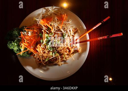 29 janvier 2015 - Oldsmar, Floride, États-Unis - DOUGLAS R. CLIFFORD. Disponible à Pacific Thai cuisine est Pad Thai, nouilles de riz sautÃ©ed avec oeuf, germes de haricots, oignons verts et arachides moulues. Le charmant petit restaurant thaïlandais, situé au 4058 suite #5 Tampa Road, à Oldsmar, offre une excellente cuisine et un service attentionné. (Crédit image : © Douglas R. Clifford/Tampa Bay Times/ZUMA Wire) Banque D'Images