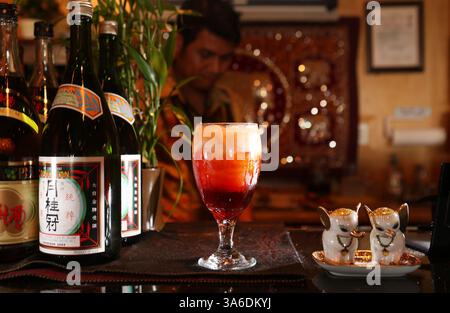 29 janvier 2015 - Oldsmar, Floride, États-Unis - DOUGLAS R. CLIFFORD. Parmi une sélection de vin de prune et de saké, un thé thaïlandais traditionnel (glacé) attend le service au Pacific Thai cuisine à Oldsmar. Le charmant petit restaurant thaïlandais, au 4058 suite #5 Tampa Road, offre une excellente cuisine et un service sollicité. (Crédit image : © Douglas R. Clifford/Tampa Bay Times/ZUMA Wire) Banque D'Images