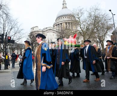 Ville de Londres, Royaume-Uni. 25 mars 2025, la cérémonie de la tête de sanglier où la Worshipful Company of bouchers paie le Lord Mayor avec une tête de sanglier à Mansion House. Credit : Matthew Chattle/Alamy Live News Banque D'Images