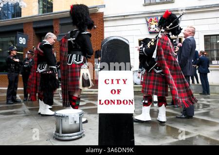 Ville de Londres, Royaume-Uni. 25 mars 2025, la cérémonie de la tête de sanglier où la Worshipful Company of bouchers paie le Lord Mayor avec une tête de sanglier à Mansion House. Credit : Matthew Chattle/Alamy Live News Banque D'Images