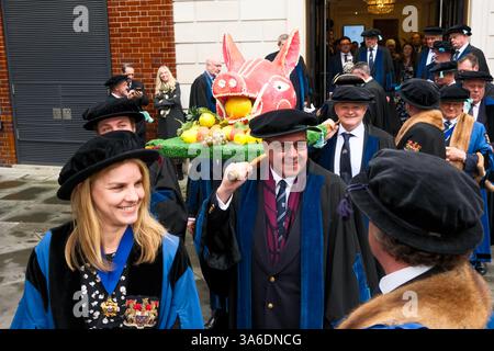 Ville de Londres, Royaume-Uni. 25 mars 2025, la cérémonie de la tête de sanglier où la Worshipful Company of bouchers paie le Lord Mayor avec une tête de sanglier à Mansion House. Credit : Matthew Chattle/Alamy Live News Banque D'Images