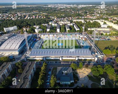 MIELEC, POLOGNE - 25 AOÛT 2025 : vue aérienne du stade Grzegorz Lato au coucher du soleil avant un match de football capturé par drone. Banque D'Images