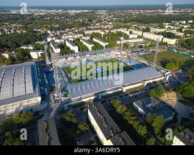 MIELEC, POLOGNE - 25 AOÛT 2025 : vue aérienne du stade Grzegorz Lato au coucher du soleil avant un match de football capturé par drone. Banque D'Images