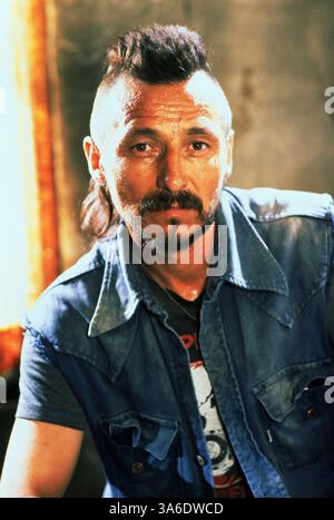 Aug 25, 1992 ; Hollywood, CA, USA ; lieu du crime mystère/thriller "tonnerre" réalisé par Michael Apted. Un homme du FBI avec fond Sioux est envoyé à une réserve à l'aide d'une enquête pour meurtre, où il a à s'accommoder de son patrimoine. Banque D'Images