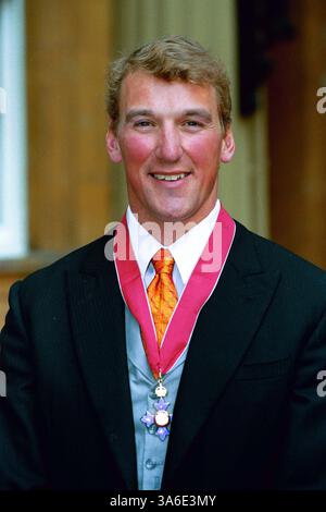 1 mai 2001 - Londres, Grande-Bretagne - Â©RICHARD CHAMBURY ALPHA M044013 01 05 01.MATTHEW PINSENT.-INVESTITURES AU PALAIS DE BUCKINGHAM, LONDRES(crédit image : © Globe photos/ZUMAPRESS.com) Banque D'Images