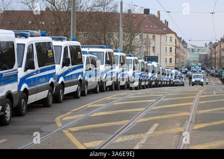 Leipzig - Stadtderby Chemie Leipzig gegen Lok Leipzig : Polizei mit mehreren Hunderschften im Einsatz 23.03.2025 ab 10,30 Uhr Stadtgebiet Leipzig, Stadtteil Leutzsch am Sonntag treffen im Sachsenpokal-Viertelfinale die beiden Stadt-Kontrahenten BSG Chemie Leipzig und Lok Leipzig ab 14 Uhr im-Kunfeinander Park. Bereits vor dem Spiel sorgen die Fanlager beider Mannschaften für ein Großaufgebot der Polizei in der gesamten Messestadt. während die fans der Grün-weißen Chemiker sich um 10,30 Uhr am Rathaus Leutzsch zu einem Fanmarsch formiert haben, trafen sich fans der blau-gelben l Banque D'Images