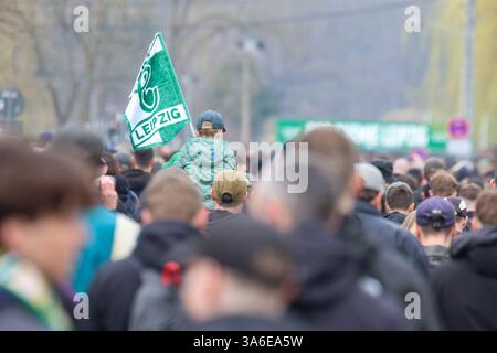 Leipzig - Stadtderby Chemie Leipzig gegen Lok Leipzig : Polizei mit mehreren Hunderschften im Einsatz 23.03.2025 ab 10,30 Uhr Stadtgebiet Leipzig, Stadtteil Leutzsch am Sonntag treffen im Sachsenpokal-Viertelfinale die beiden Stadt-Kontrahenten BSG Chemie Leipzig und Lok Leipzig ab 14 Uhr im-Kunfeinander Park. Bereits vor dem Spiel sorgen die Fanlager beider Mannschaften für ein Großaufgebot der Polizei in der gesamten Messestadt. während die fans der Grün-weißen Chemiker sich um 10,30 Uhr am Rathaus Leutzsch zu einem Fanmarsch formiert haben, trafen sich fans der blau-gelben l Banque D'Images