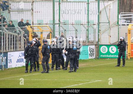 Leipzig - Stadtderby Chemie Leipzig gegen Lok Leipzig : Polizei mit mehreren Hunderschften im Einsatz 23.03.2025 ab 10,30 Uhr Stadtgebiet Leipzig, Stadtteil Leutzsch am Sonntag treffen im Sachsenpokal-Viertelfinale die beiden Stadt-Kontrahenten BSG Chemie Leipzig und Lok Leipzig ab 14 Uhr im-Kunfeinander Park. Bereits vor dem Spiel sorgen die Fanlager beider Mannschaften für ein Großaufgebot der Polizei in der gesamten Messestadt. während die fans der Grün-weißen Chemiker sich um 10,30 Uhr am Rathaus Leutzsch zu einem Fanmarsch formiert haben, trafen sich fans der blau-gelben l Banque D'Images