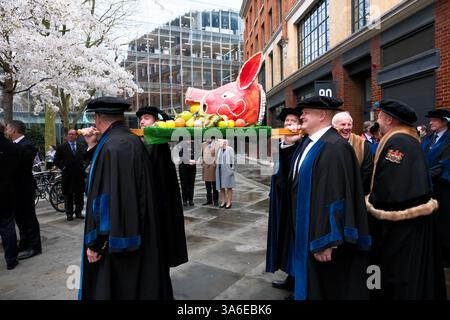Ville de Londres, Royaume-Uni. 25 mars 2025, la cérémonie de la tête de sanglier où la Worshipful Company of bouchers paie le Lord Mayor avec une tête de sanglier à Mansion House. Credit : Matthew Chattle/Alamy Live News Banque D'Images