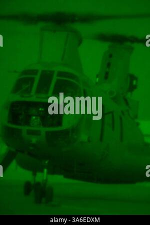 28 août 2004 ; Camp Al Taqaddum, Irak ; Un CH-46E Sea Chevalier avec Marine Medium Helicopter Squadron-263, 24e Marine Expeditionary Unit, se prépare à décoller du Camp Al Taqaddum, Irak et à fournir un soutien de combat aérien à ses camarades marines. La 24e MEU mène actuellement des opérations de sécurité et de stabilité dans la province de Babil au nord de l’Irak. Banque D'Images