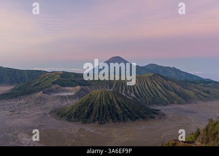 Vue panoramique panoramique sur le mont bromo et le mont Batok au lever du soleil, parc national bromo Tengger Semeru, Java oriental, Indonésie. Banque D'Images
