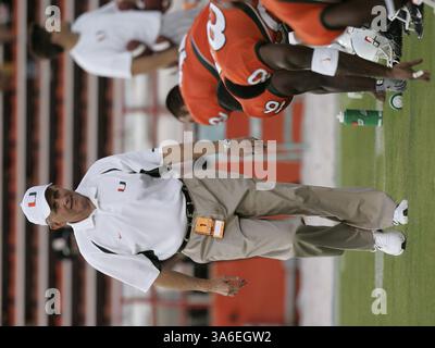 10 septembre 2004 ; Miami, Floride, États-Unis ; orange Bowl ; NCAA Football, Université de Miami vs Université d'État de Floride. L'entraîneur-chef de Miami, Larry Coker, regarde l'échauffement de l'équipe avant le début du match. UM a battu FSU 16-10 en prolongation, leur 6e victoire consécutive sur FSU. Banque D'Images