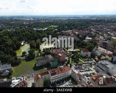 Une vue aérienne de la place du marché de Legnica capturée par drone. La journée lumineuse et ensoleillée renforce le charme historique de la région. Banque D'Images