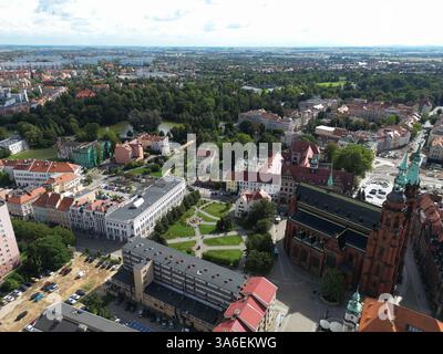 Une vue aérienne de la place du marché de Legnica capturée par drone. La journée lumineuse et ensoleillée renforce le charme historique de la région. Banque D'Images