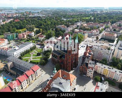 Une vue aérienne de la place du marché de Legnica capturée par drone. La journée lumineuse et ensoleillée renforce le charme historique de la région. Banque D'Images