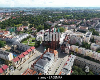 Une vue aérienne de la place du marché de Legnica capturée par drone. La journée lumineuse et ensoleillée renforce le charme historique de la région. Banque D'Images