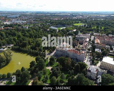 Une vue aérienne de la place du marché de Legnica capturée par drone. La journée lumineuse et ensoleillée renforce le charme historique de la région. Banque D'Images