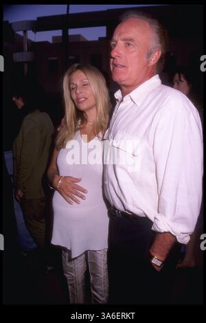 19 août 1998 ; Hollywood, CA, États-Unis ; L'acteur JAMES CAAN et son épouse assistent à la projection de ''The Rat Pack'' de HBO au Sam Goldwyn Theater de Beverly Hills, CA. (Michelson-Miira/1998) Banque D'Images