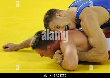 14 août 2007 - Adam Wheeler des États-Unis, en bleu, combat Mirko Englich de l'Allemagne dans la lutte gréco romaine le jeudi 14 août 2008, dans les Jeux de la XXIXe Olympiade à Pékin, en Chine. (Jeff Siner/Charlotte observer/MCT) (image de crédit : © Jeff Siner/MCT/ZUMAPRESS.com) Banque D'Images