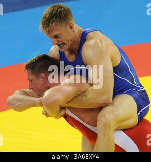 14 août 2007 - Adam Wheeler des États-Unis, en bleu, combat Mirko Englich de l'Allemagne dans la lutte gréco romaine le jeudi 14 août 2008, dans les Jeux de la XXIXe Olympiade à Pékin, en Chine. (Jeff Siner/Charlotte observer/MCT) (image de crédit : © Jeff Siner/MCT/ZUMAPRESS.com) Banque D'Images