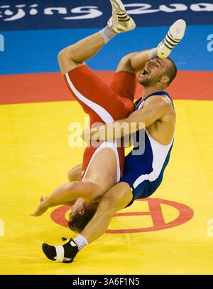 14 août 2008 - Adam Wheeler des États-Unis, en bleu, bat Tae-Young Han de Corée dans la division de lutte gréco-romaine de 96 kg aux Jeux de la XXIXe Olympiade à Beijing, en Chine. (Paul Kitagaki Jr./Sacramento Bee/MCT) (image crédit : © Paul Kitagaki Jr/MCT/ZUMAPRESS.com) Banque D'Images