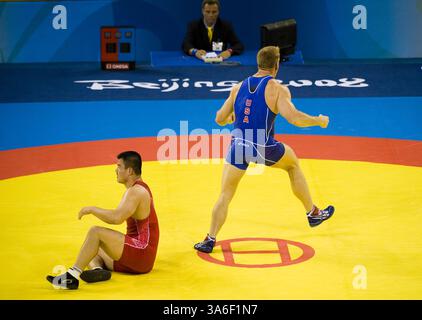 14 août 2008 - Adam Wheeler, des États-Unis, en bleu, bat Tae-Young Han, de Corée, dans le match pour la médaille de bronze dans la division gréco-romaine de lutte de 96 kg aux Jeux de la XXIXe Olympiade à Beijing, en Chine. (Paul Kitagaki Jr./Sacramento Bee/MCT) (image crédit : © Paul Kitagaki Jr/MCT/ZUMAPRESS.com) Banque D'Images