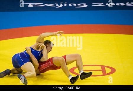 14 août 2008 - Adam Wheeler, des États-Unis, en bleu, bat Tae-Young Han, de Corée, dans le match pour la médaille de bronze dans la division gréco-romaine de lutte de 96 kg aux Jeux de la XXIXe Olympiade à Beijing, en Chine. (Paul Kitagaki Jr./Sacramento Bee/MCT) (image crédit : © Paul Kitagaki Jr/MCT/ZUMAPRESS.com) Banque D'Images
