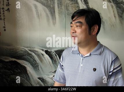 15 août 2008 - Sun Shou Nian, montré le 15 août 2008, est à la tête d'un collectif de quartier à Zibo, en Chine, qui a récemment fermé son usine de tuiles de toit très polluante et en a ouvert une autre qui produit des panneaux de construction avec moins de pollution. (Jack Chang/MCT) (crédit image : © Jack Chang/MCT/ZUMAPRESS.com) Banque D'Images