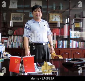 15 août 2008 - Sun Shou Nian, montré le 15 août 2008, est à la tête d'un collectif de quartier à Zibo, en Chine, qui a récemment fermé son usine de tuiles de toit très polluante et en a ouvert une autre qui produit des panneaux de construction avec moins de pollution. (Jack Chang/MCT) (crédit image : © Jack Chang/MCT/ZUMAPRESS.com) Banque D'Images