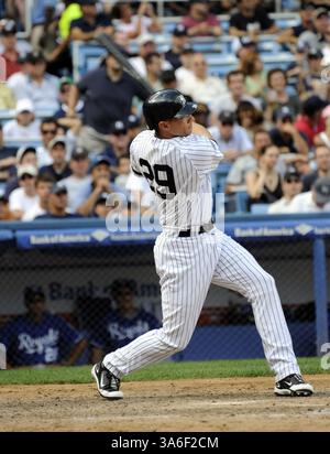 17 août 2008 - New York Yankees Cody Ransom frappe un circuit à deux coups de circuit en huitième manche contre les Royals de Kansas City le dimanche 17 août 2008, au Yankee Stadium dans le Bronx, New York. Les Yankees ont gagné 15-6. (David L. Pokress/Newsday/MCT) (image de crédit : © David L. Pokress/MCT/ZUMAPRESS.com) Banque D'Images
