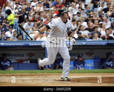 17 août 2008 - Jason Giambi des Yankees de New York frappe un grand-chelem contre les Royals de Kansas City en deuxième manche le dimanche 17 août 2008, au Yankee Stadium dans le Bronx, New York. Les Yankees ont gagné 15-6. (David L. Pokress/Newsday/MCT) (image de crédit : © David L. Pokress/MCT/ZUMAPRESS.com) Banque D'Images